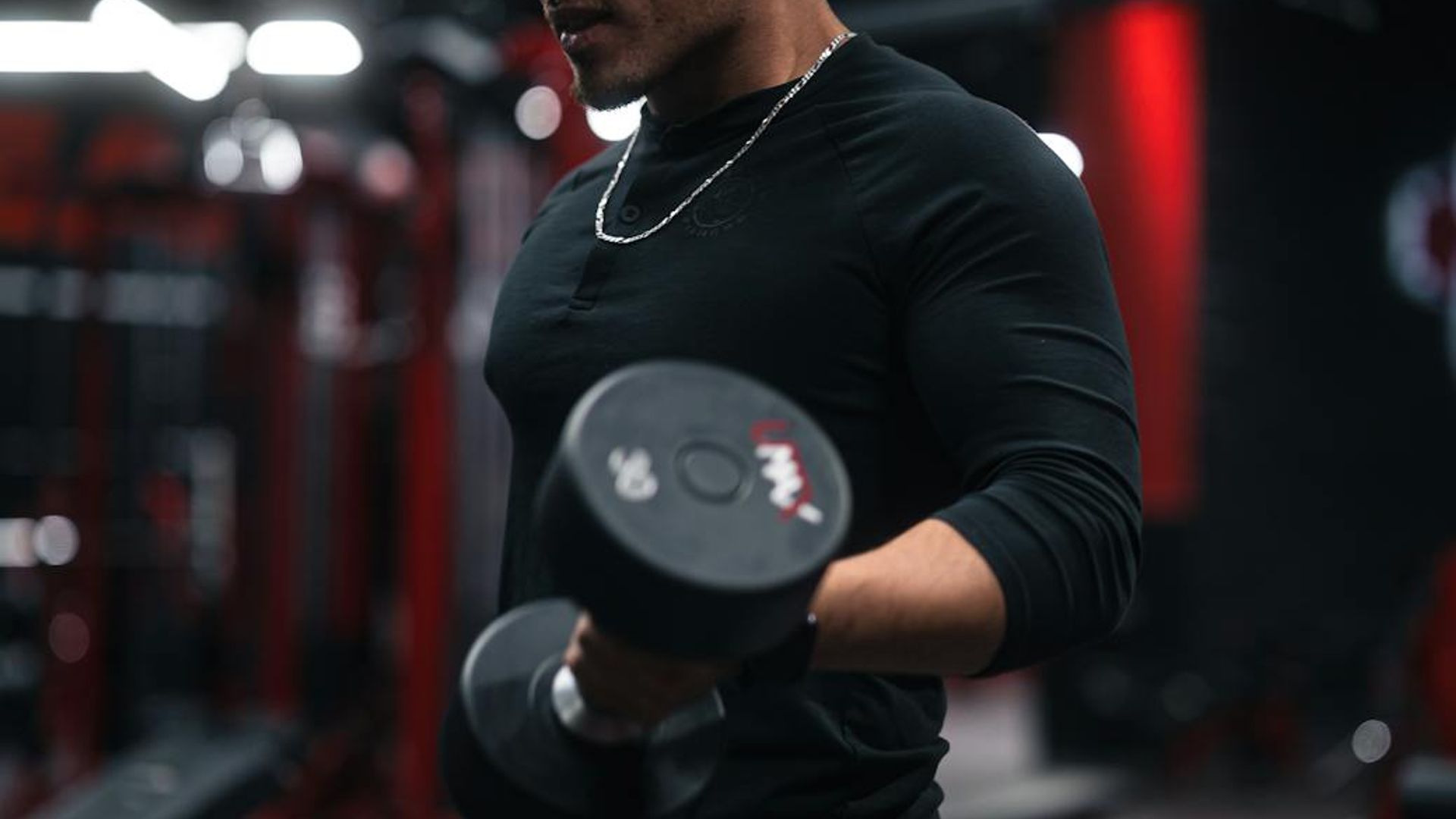Professional athlete performing cardio exercises in a dark gym.